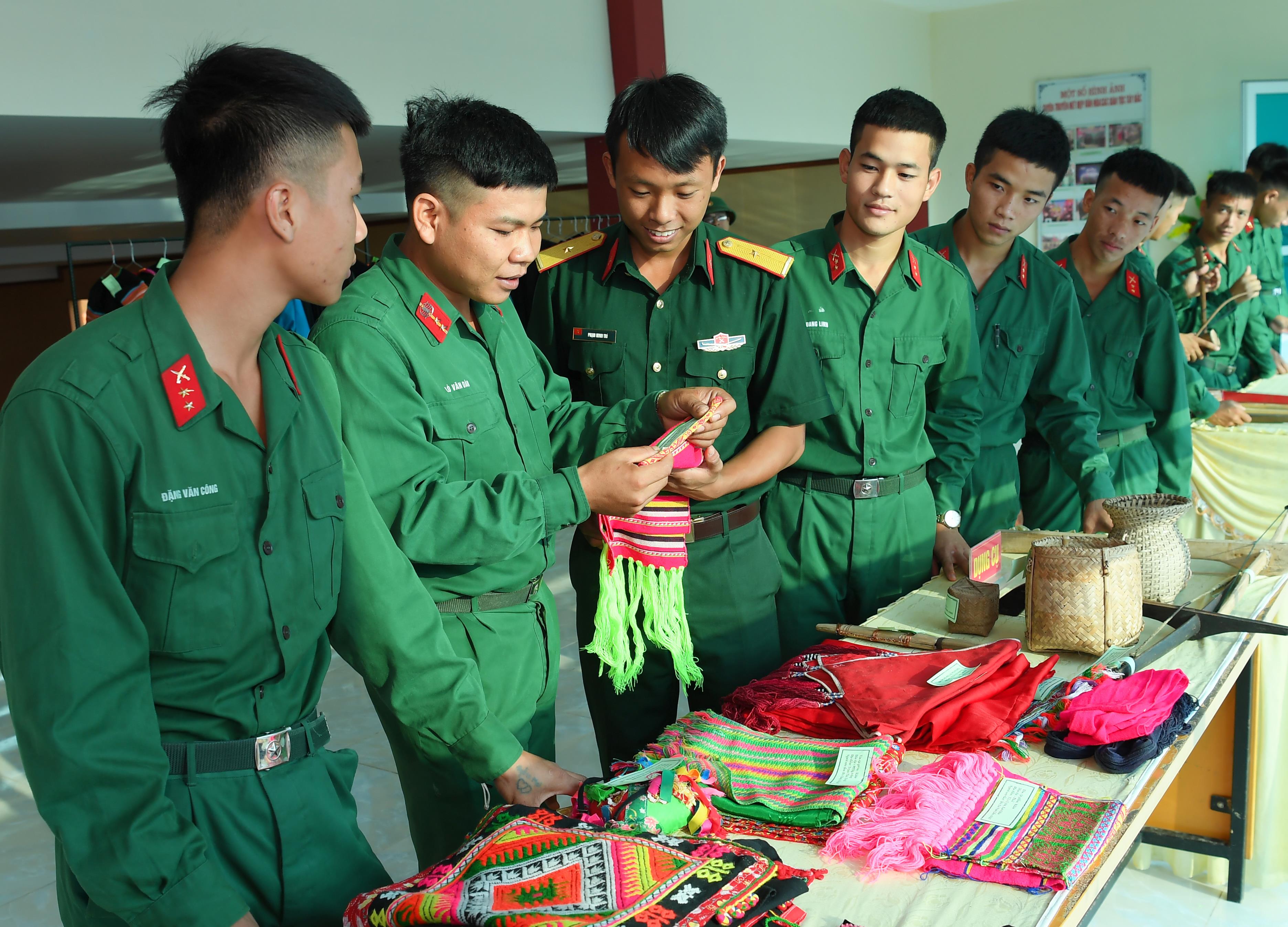 Mang “hồn quê hương” vào đơn vị